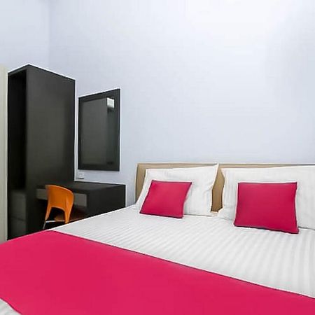 RedDoorz Near Stasiun Lawang Hotel Bagian luar foto