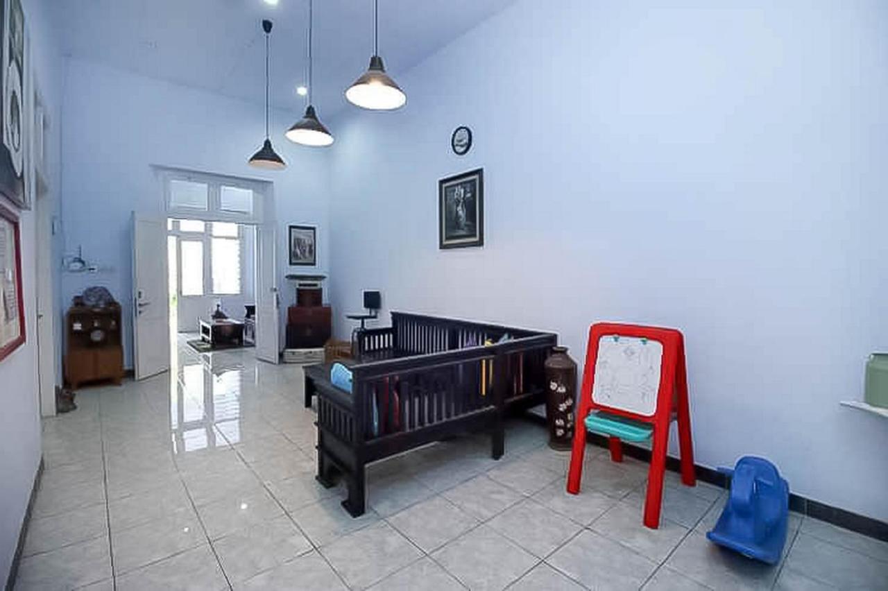 RedDoorz Near Stasiun Lawang Hotel Bagian luar foto