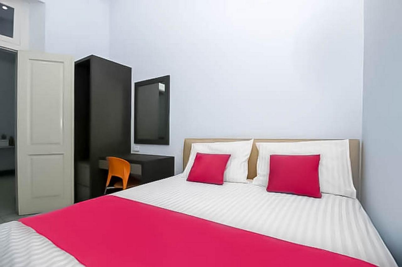 RedDoorz Near Stasiun Lawang Hotel Bagian luar foto