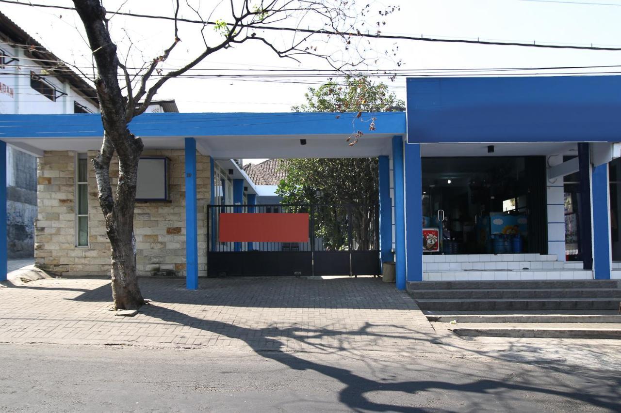 RedDoorz Near Stasiun Lawang Hotel Bagian luar foto